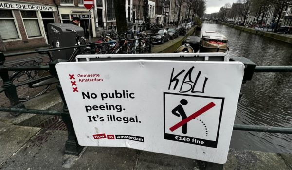 BBC Un cartel alerta sobre la prohibición de orinar en espacios públicos.