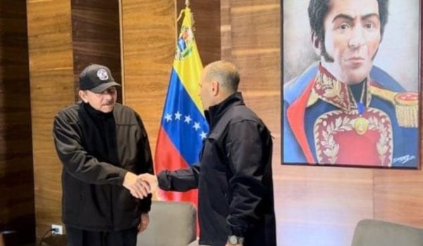 Daniel Ortega viaja a Venezuela sin Rosario Murillo