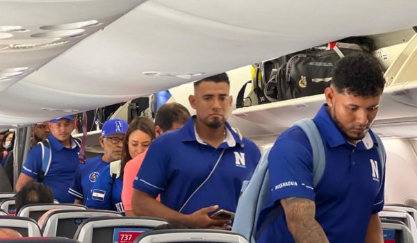 Ilusión, emoción y compromiso. Así se vieron los jugadores de la Selección Nacional al abordar el avión