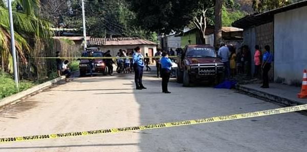 Pistolero en motocicleta mata a poblador frente a colegio