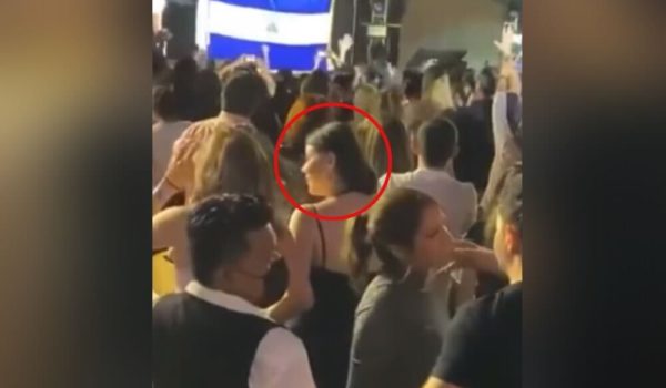 Camila Ortega presencia el grito de «viva Nicaragua libre» en concierto de Pandora y Flans