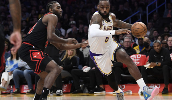 Lakers caen ante los Bulls pese al retorno de su astro LeBron James