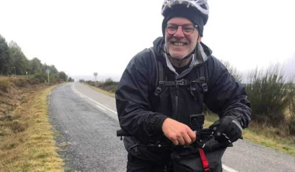 Periodista irlandés denuncia que policías lo «multaron» con 20 dólares que les tuvo que pagar ahí mismo