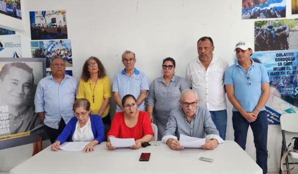 Opositores desnacionalizados denuncian que bancos siguen cobrándoles las propiedades confiscadas