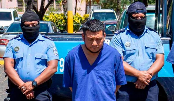 Taxista acusado de robar y matar a pasajera esperará juicio en la cárcel