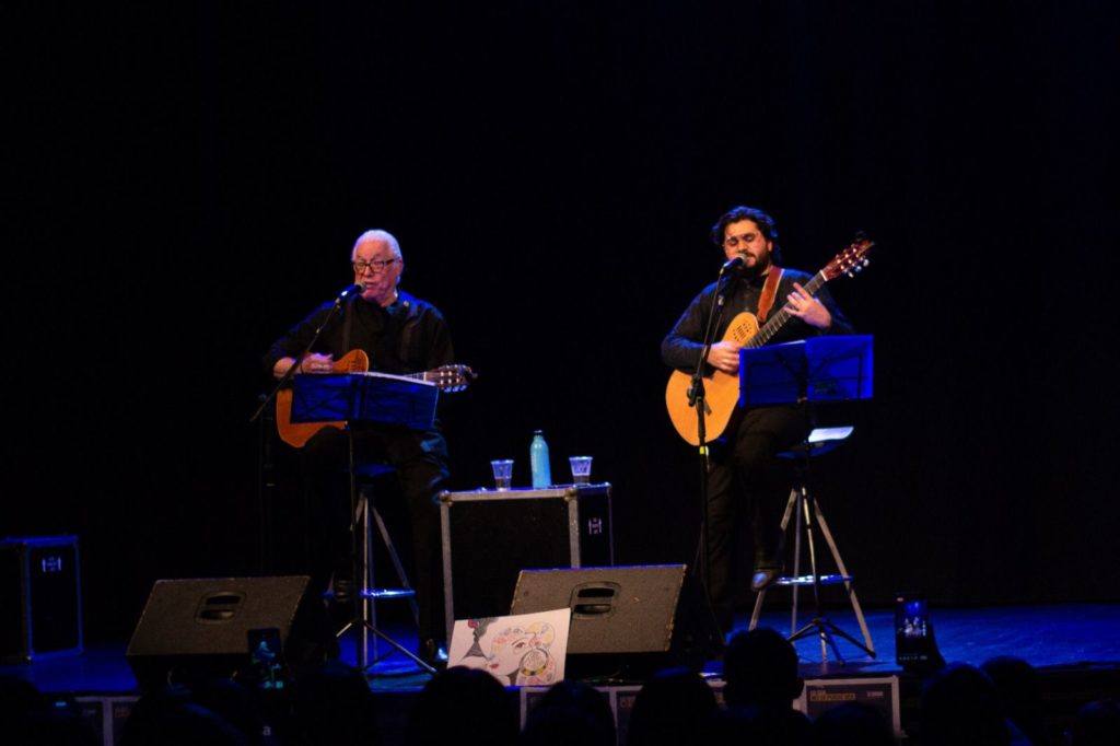 Jandir Rodríguez junto al cantautor nicaragüense Luis Enrique Mejía. LA PRENSA/Cortesía