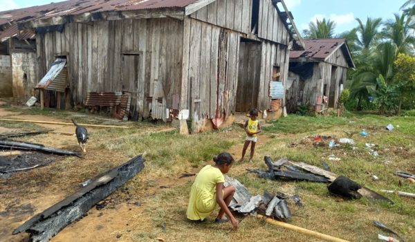 Nueve familias afectadas por incendio en Kukra Hill esperan que el Gobierno les ayude con viviendas