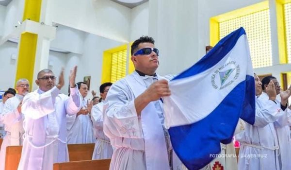 Policía amenazó con detener al sacerdote Pedro Méndez, de Monimbó