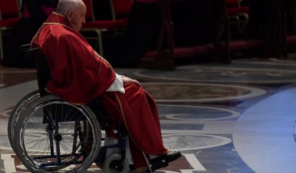 El papa cancela su presencia en el Vía Crucis del Coliseo de Roma debido al frío
