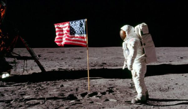 De Newton a Neil Armstrong: 7 frases famosas que realmente nunca se dijeron