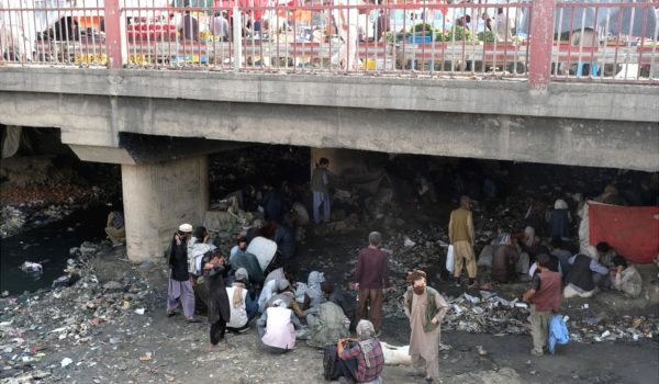 Getty Images Cientos de consumidores de heroína se reúnen en condiciones miserables bajo el puente de Pul-e-Sukhta, en Kabul.