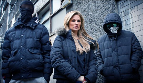 BBC Livvy en medio de dos personas enmascaradas involucradas en bandas de secuestradores.