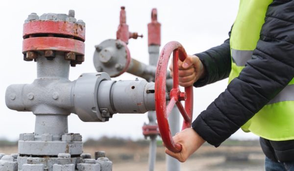 Suben los precios del petróleo tras el inesperado anuncio de algunos países de recortar la producción de crudo