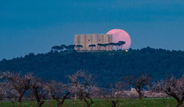 Getty Images La luna llena sale detrás del Castel del Monte en Andria, Italia.