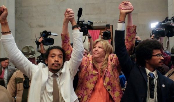 Reuters Justin Jones, Gloria Johnson y Justin Pearson levantan las manos en medio del capitolio estatal en Nashville, Tennessee.