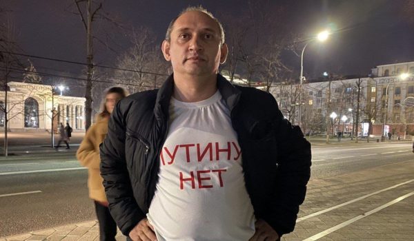 Vitaly Votanovsky Vitaly Votanovsky fue detenido al comienzo de la invasión por llevar una camiseta con el lema "No a la guerra".
