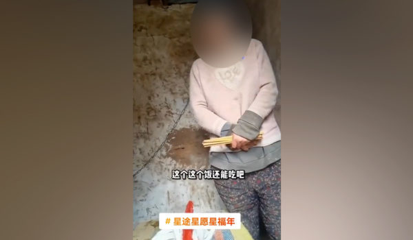 Douyin Una captura de pantalla del video muestra a la mujer con una cadena alrededor del cuello