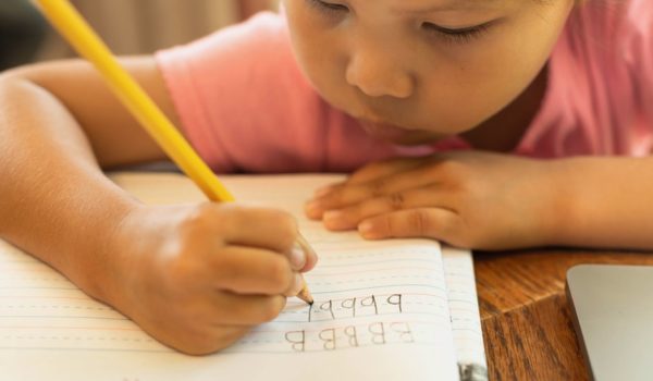 Getty Images Durante el aprendizaje de la escritura los niños pueden invertir ciertas letras y números.