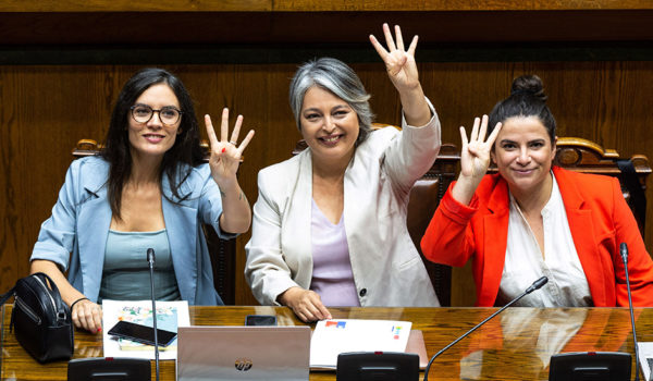 EPA La reforma fue presentada en 2017 por la entonces diputada Camila Vallejo (izq.), hoy ministra de la secretaría general de gobierno de Gabriel Boric -aquí junto con las ministras de Trabajo y Mujer-, y permite una jornada laboral de 4 días.