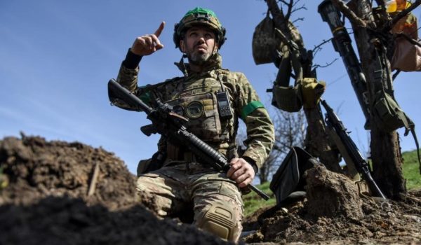 EPA-EFE/REX/Shutterstock Una larga estancia en prisión y onerosas multas.