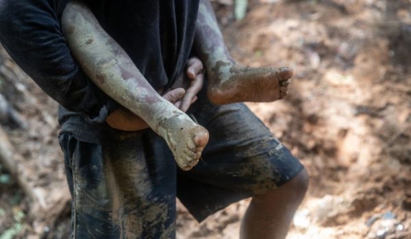 Getty Images Niños migrantes dicen haber visto muertos durante su travesía por el Darién.