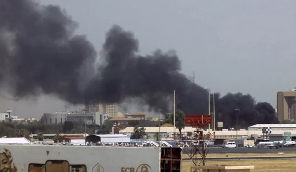 Getty Images El humo se eleva por encima de los edificios en el aeropuerto de Jartum.