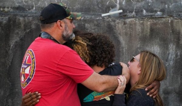 Reuters Habitantes de Dadeville, Alabama, se abrazaron durante la vigilia celebrada este domingo en memoria de las víctimas.