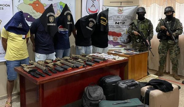 Interpol La policía de 15 países de América Latina tomaron parte de este operativo comandando por Interpol. En la foto se ve varios miembros sospechosos de pertenecer al PCC detenidos en Paraguay.