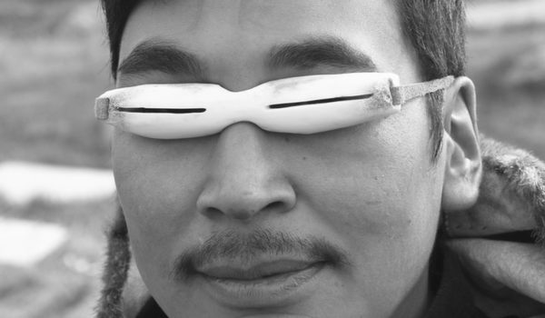 Getty Images La gafas de sol tuvieron con predecesor las gafas de la nieve que utilizan los innuit en el Ártico.