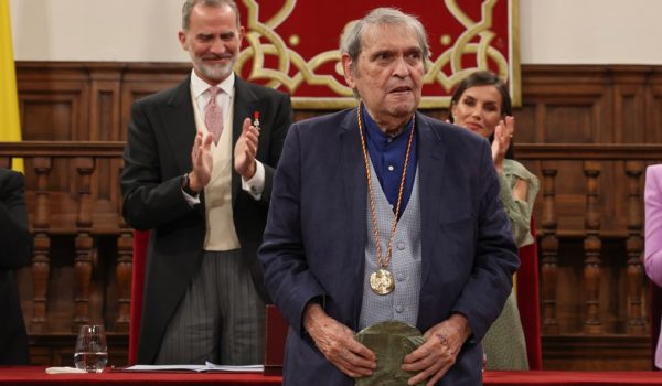 Ballesteros/POOL/EPA-EFE/REX/Shutterstock El rey de España le entregó a Rafael Cadenas el Premio Cervantes.
