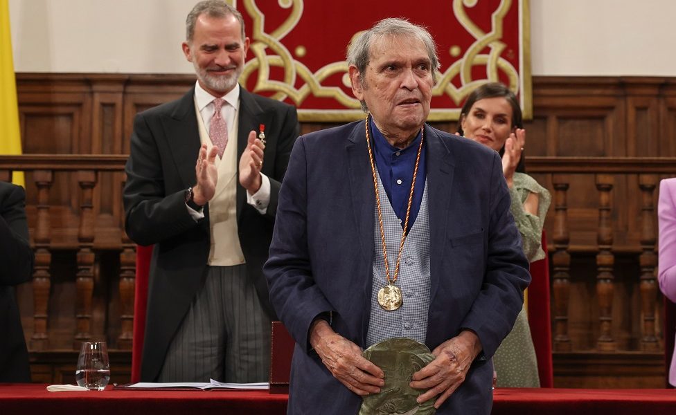 Ballesteros/POOL/EPA-EFE/REX/Shutterstock El rey de España le entregó a Rafael Cadenas el Premio Cervantes.