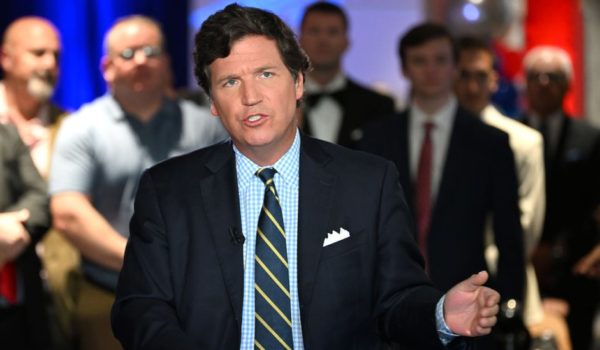 Getty Images Sus críticos acusan a Carlson de apoyar ideas racistas y de propagar desinformaciones durante su programa.