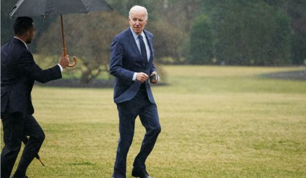 Getty Images Joe Biden trota por el césped de la Casa Blanca después de regresar de su chequeo médico anual en febrero.
