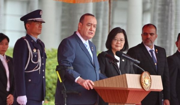 Getty Images El presidente guatemalteco, Alejandro Giammattei, fue recibidO por su homóloga taiwanesa, Tsai Ing-wen.