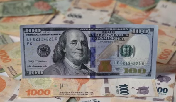 Getty Images Los argentinos llaman "blue" al dólar paralelo, una jerga que se habría iniciado en las "cuevas" (o financieras ilegales).