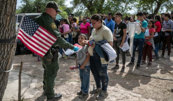 Getty Images Las autoridades estadounidenses quieren evitar la acumulación de migrantes en las fronteras.