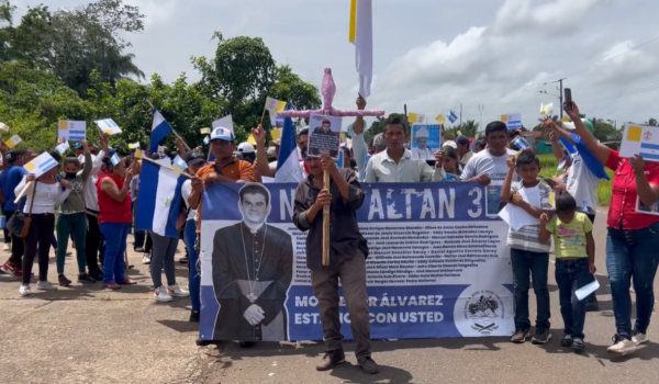 Campesinos exiliados en Costa Rica realizan Vía Crucis en solidaridad con la Iglesia católica
