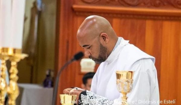 «Lo dejaron descalzo en la frontera de Honduras». Régimen expulsó a sacerdote panameño