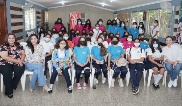 Claro conmemora Día de las Niñas en las TIC