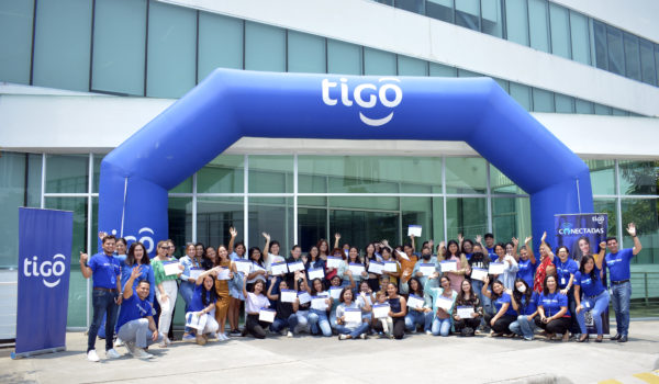 Tigo reafirma su compromiso con la formación de las niñas y mujeres a través de sus autopistas digitales