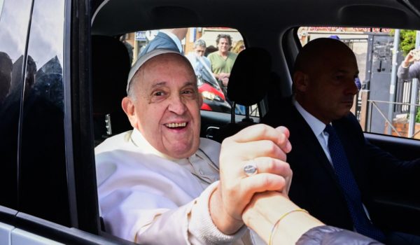 «Aún estoy vivo», dice el papa Francisco tras salir del hospital