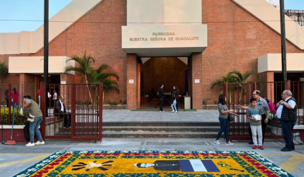 Nicaragüenses en Guatemala elaboran Alfombra Procesional dedicada a monseñor Álvarez