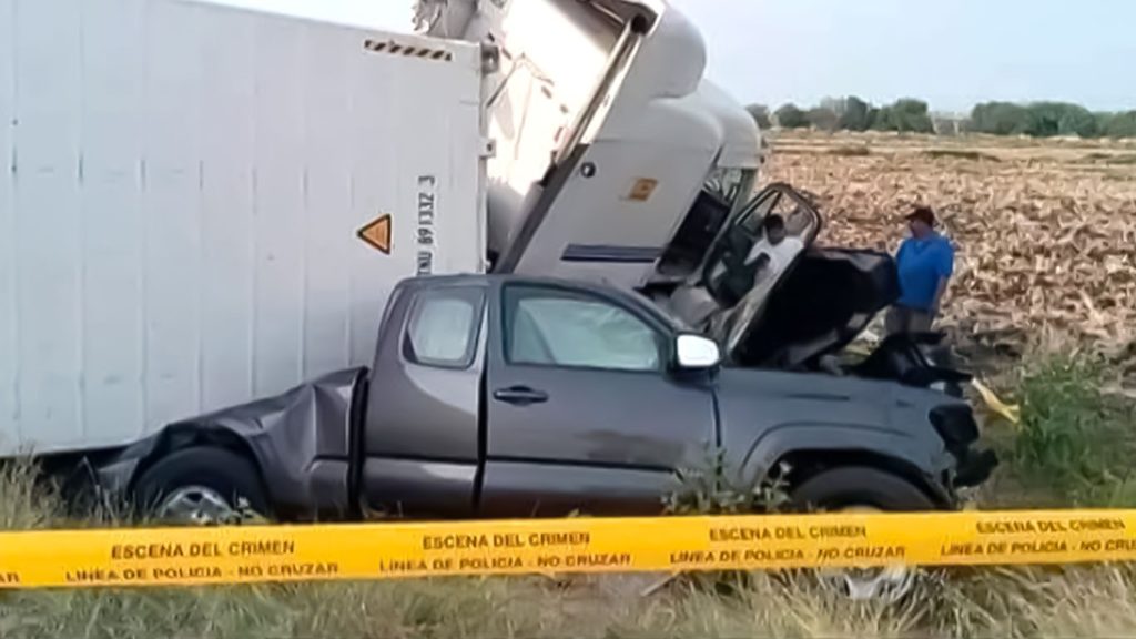 Sobre la tina de la camioneta donde viajaban los tres hermanos Duarte Rios quedó la rastra del furgón que los embistió mortalmente. LA PRENSA/ Redes sociales.