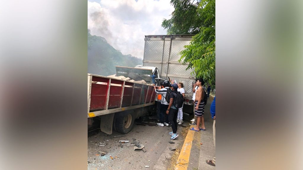 Habitantes del empalme de Chaguitillo fueron los primeros en auxiliar a las  victimas del fatal  choque entre un  camión y un furgón, LA PRENSA/ Cortesía.