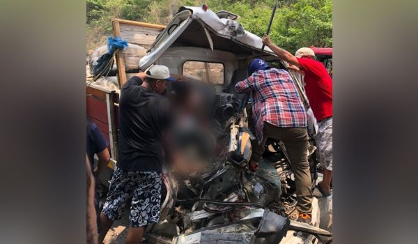 Choque entre camión y furgón deja un joven muerto en la carretera Sébaco-Matagalpa