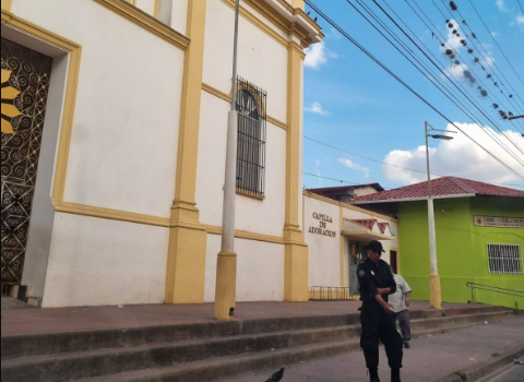 Policía asedia Catedral y casa cural de Jinotega