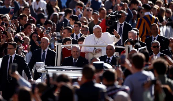 El papa Francisco llega a la Plaza de San Pedro del Vaticano para su audiencia general semanal el 26 de abril de 2023.