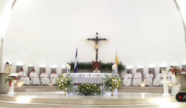 Sacerdotes renuevan votos en medio de ataques contra la Iglesia Católica