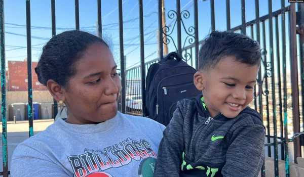 Diagnelis Martínez y su hijo de tres años, Santiago, a las afueras de un refugio en El Paso, Texas, donde duermen junto a otros migrantes el 8 de mayo de 2023. La mujer, su esposo y el menor, llegaron desde Venezuela tras ocho meses de travesía terrestre.