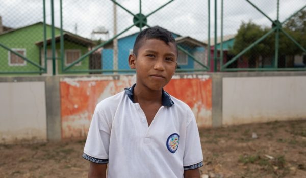 Antón Alexander López Marcelo Jesús Gouriyú, un alumno venezolano de 13 años que va a la escuela en Colombia.